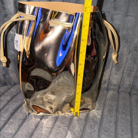 BNWT Bath & Body Works Gold Metallic Drawstring Bucket Bag - Picture 6 of 6
